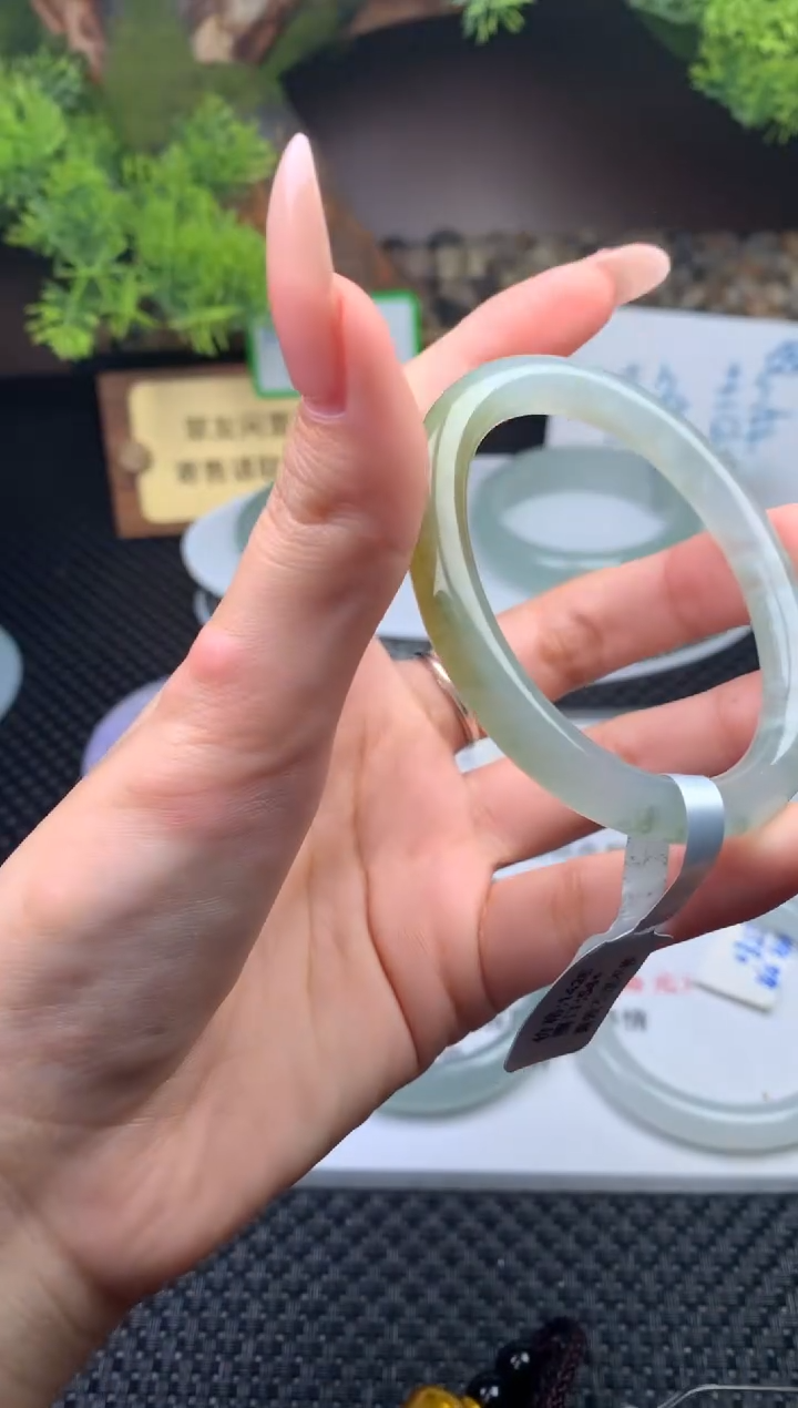 【闪购商品】翡翠手镯未镶嵌手镯