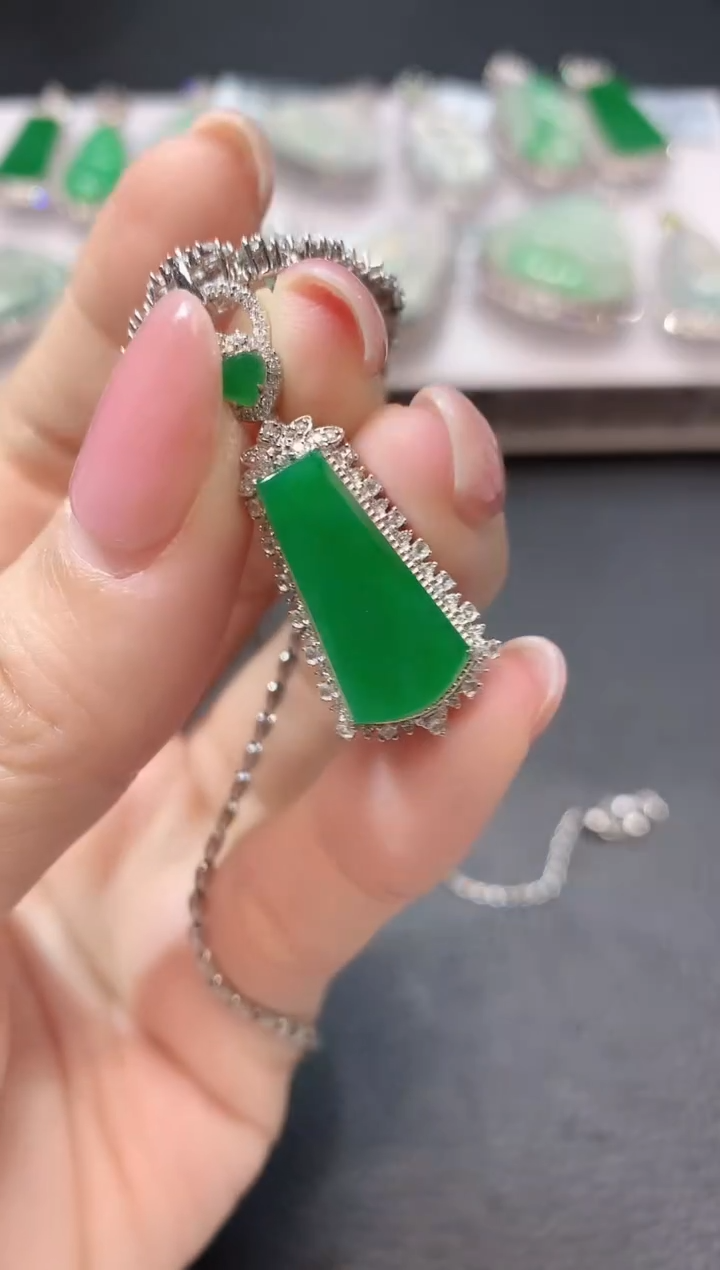 【闪购商品】翡翠吊坠(不含链)18K金镶嵌C14