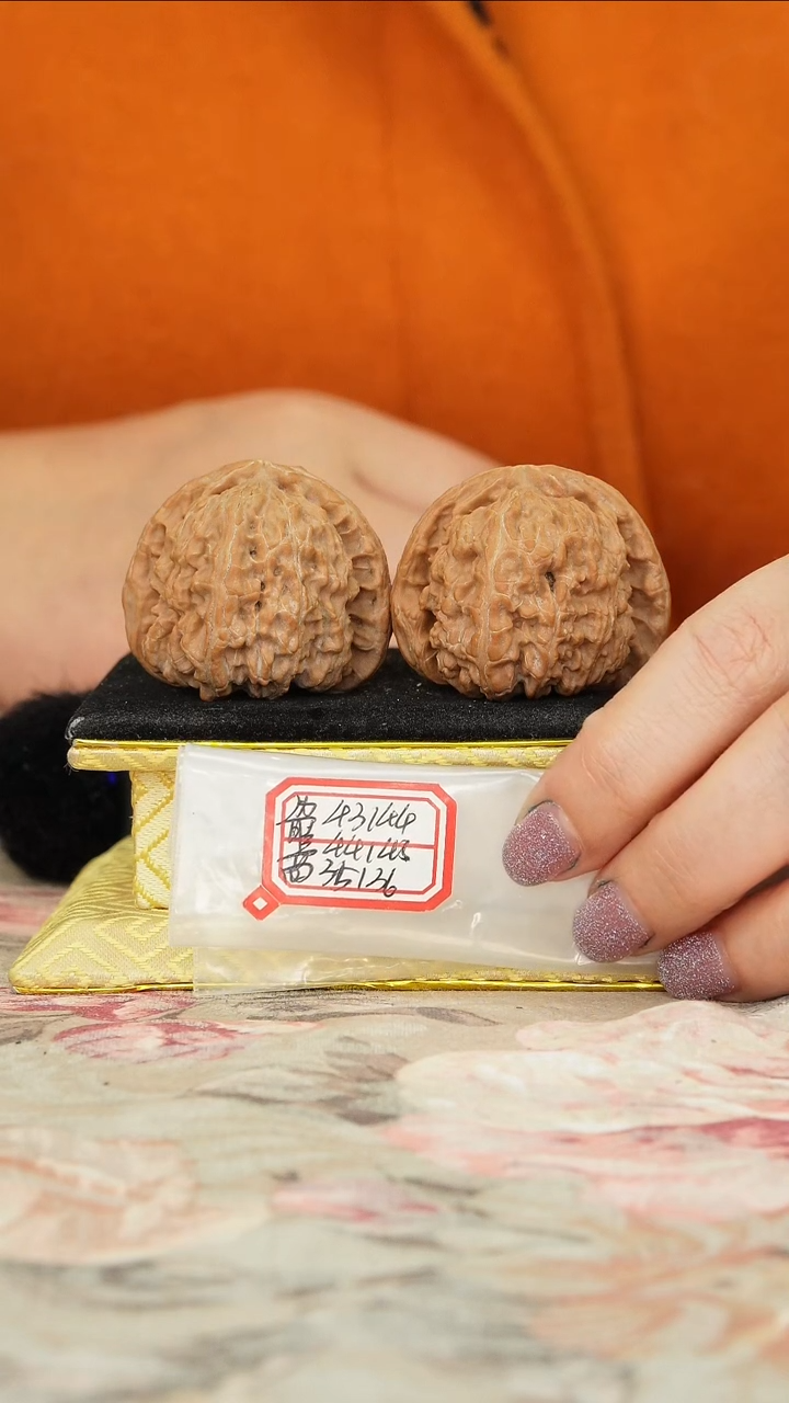 【闪购商品】文玩核桃把件白狮子