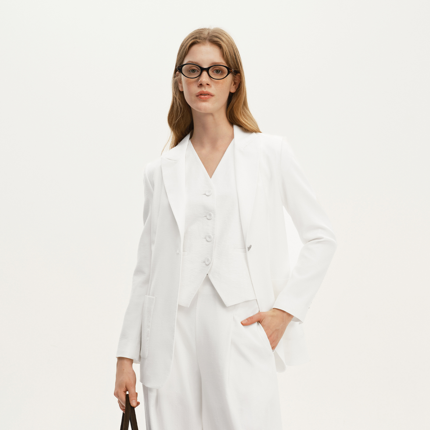 Eachway/艺之卉杏仁白气质简约时尚休闲西装外套TMV21E0329