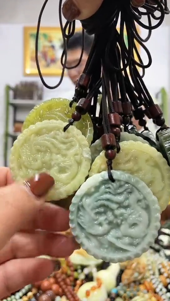 未镶嵌蛇纹石玉吊坠  多样性发货发其中一件