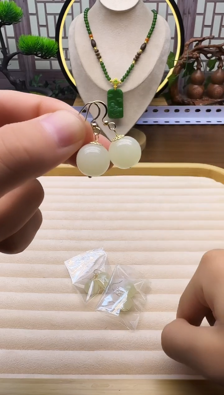 14K金镶嵌和田玉耳饰E24       