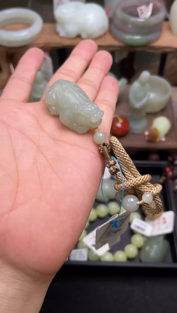 和田玉未镶嵌手把且末青白 貔貅9008075