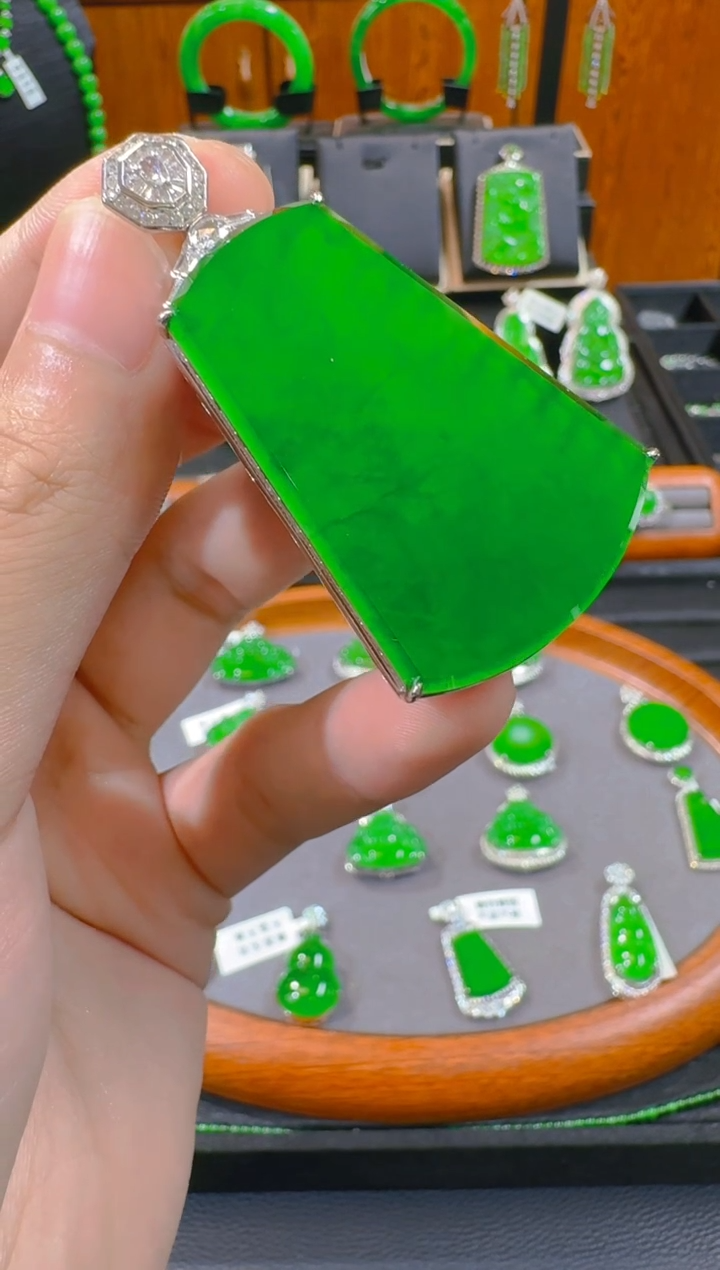 吊坠(赠链)18K金镶嵌翡翠小*丽天然A货翡翠