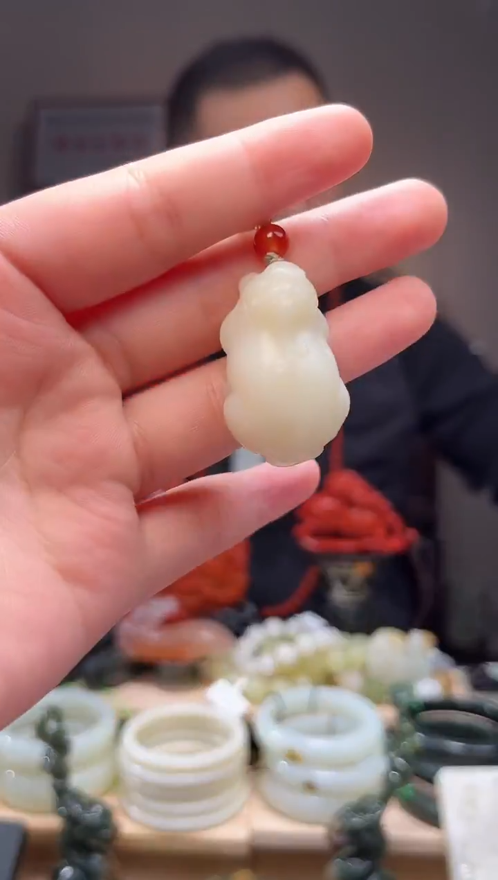 颈饰未镶嵌和田玉吊坠