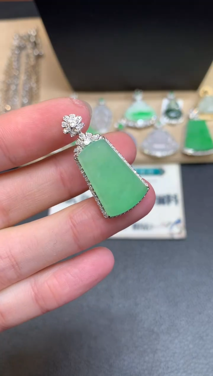 【闪购商品】翡翠颈饰18K金镶嵌无事牌【无服务费】