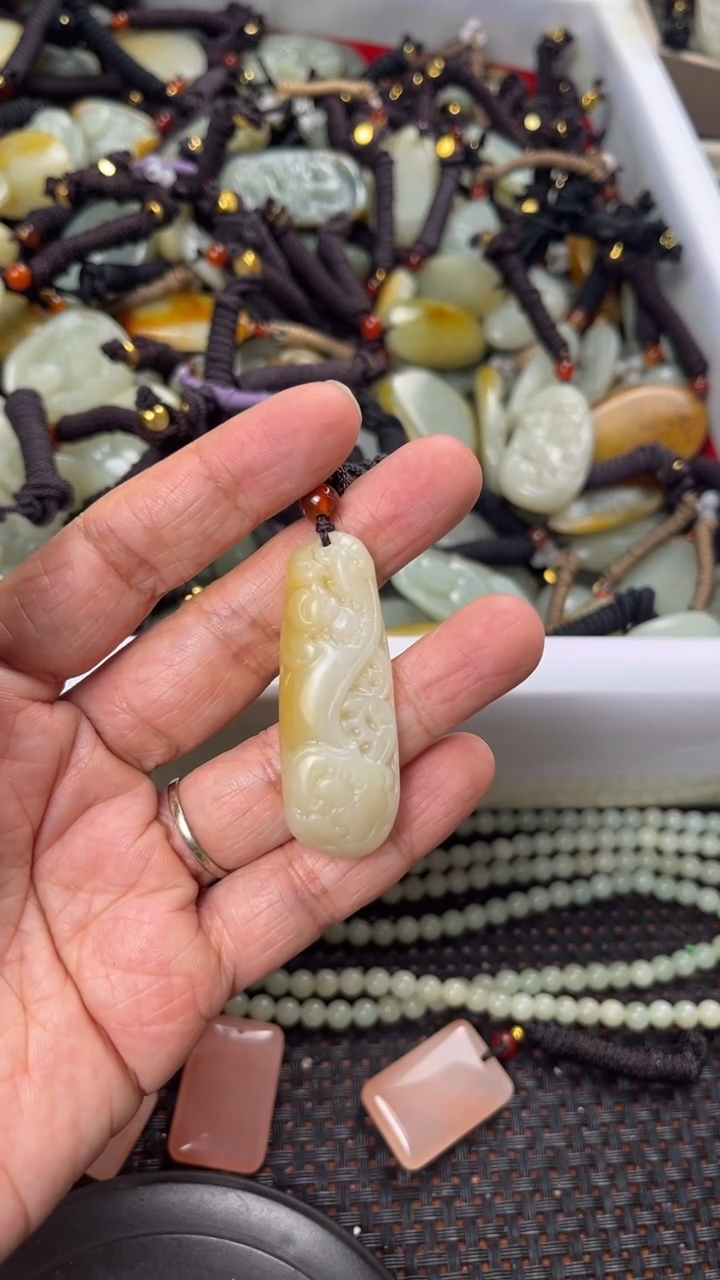 【闪购商品】和田玉颈饰未镶嵌多样性发货没有证书拍一发一有瑕