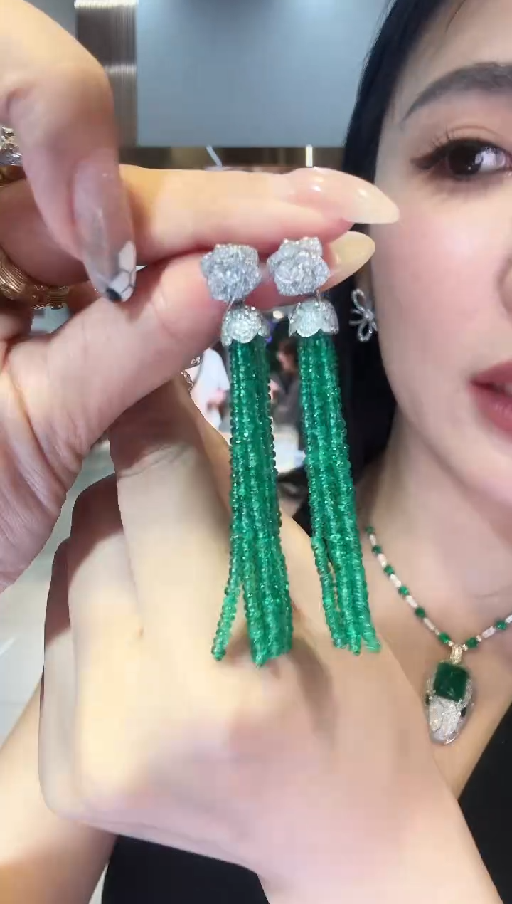 18K金镶嵌耳饰祖母绿22.80ct