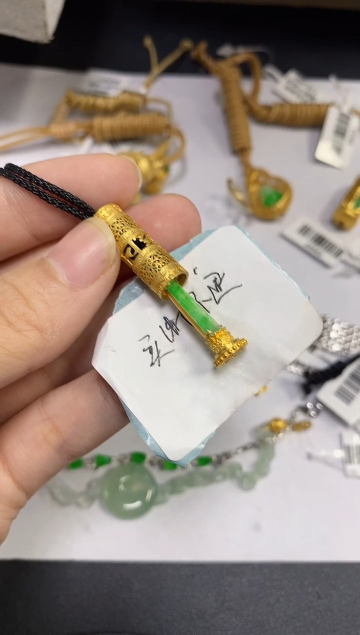 颈饰18K金镶嵌翡翠桃* 颈饰 18K金镶嵌 翡翠