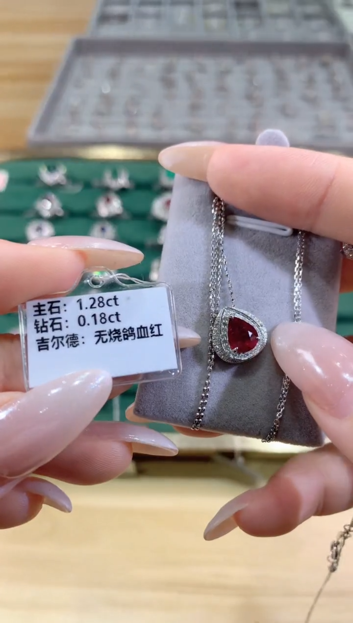 18K金镶嵌项链红宝石项链