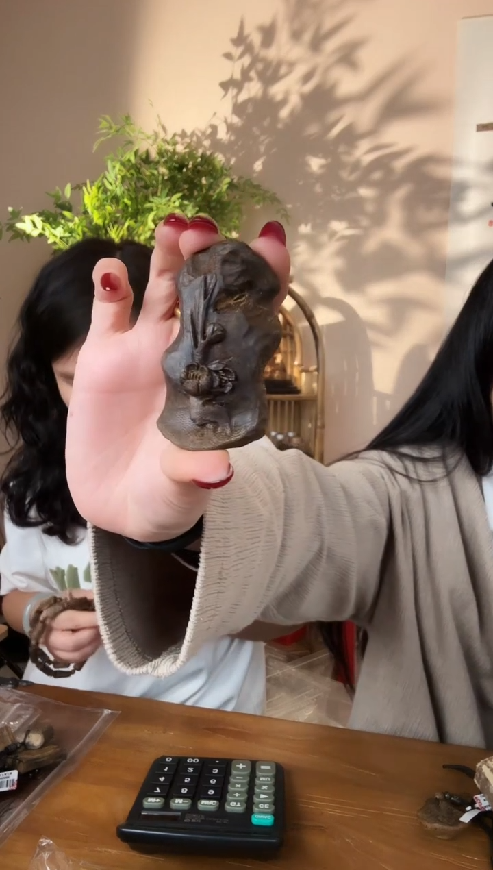 【闪购商品】沉香木吊坠海南沉香99沉手工雕刻牌1件多样性发货-