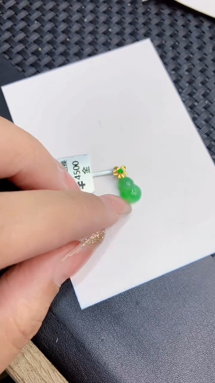 翡翠18K金镶嵌颈饰             8