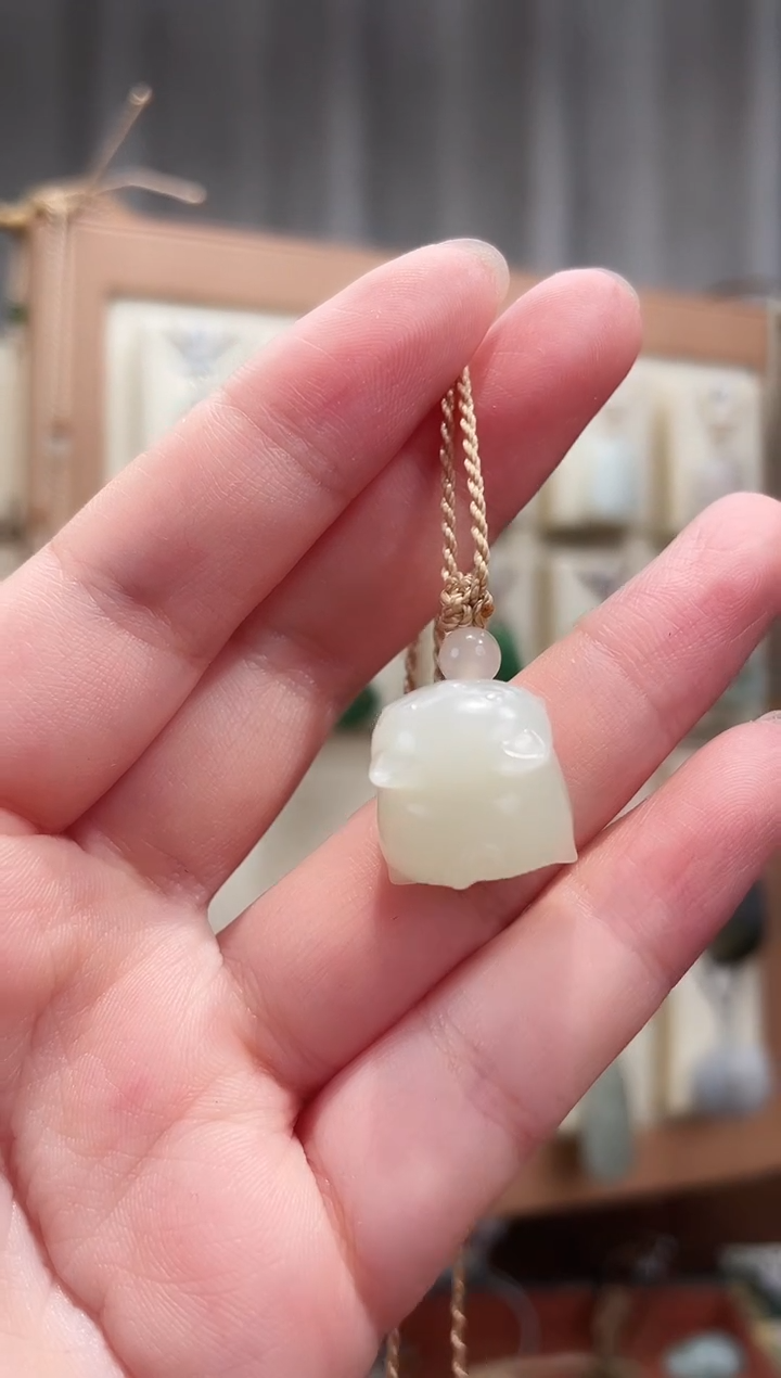 颈饰未镶嵌和田玉车****?青海料充气猫