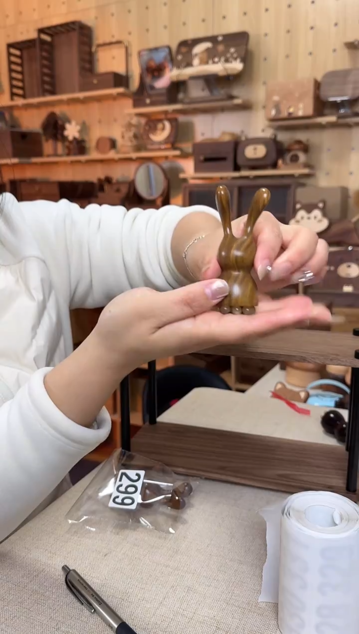 木绿檀实木小兔羊角眼霜棒 