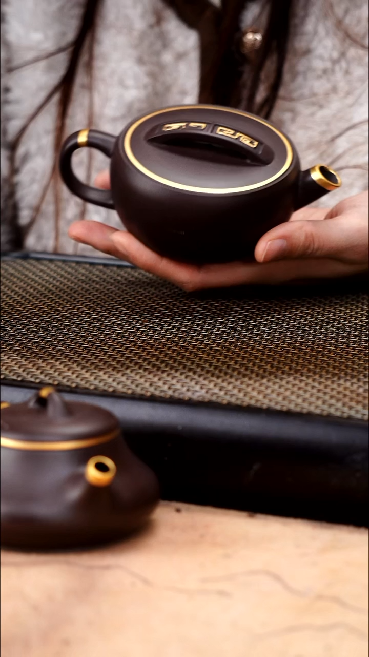 茶壶紫砂四号井茄皮紫泥描金回纹炮嘴一片瓦160cc