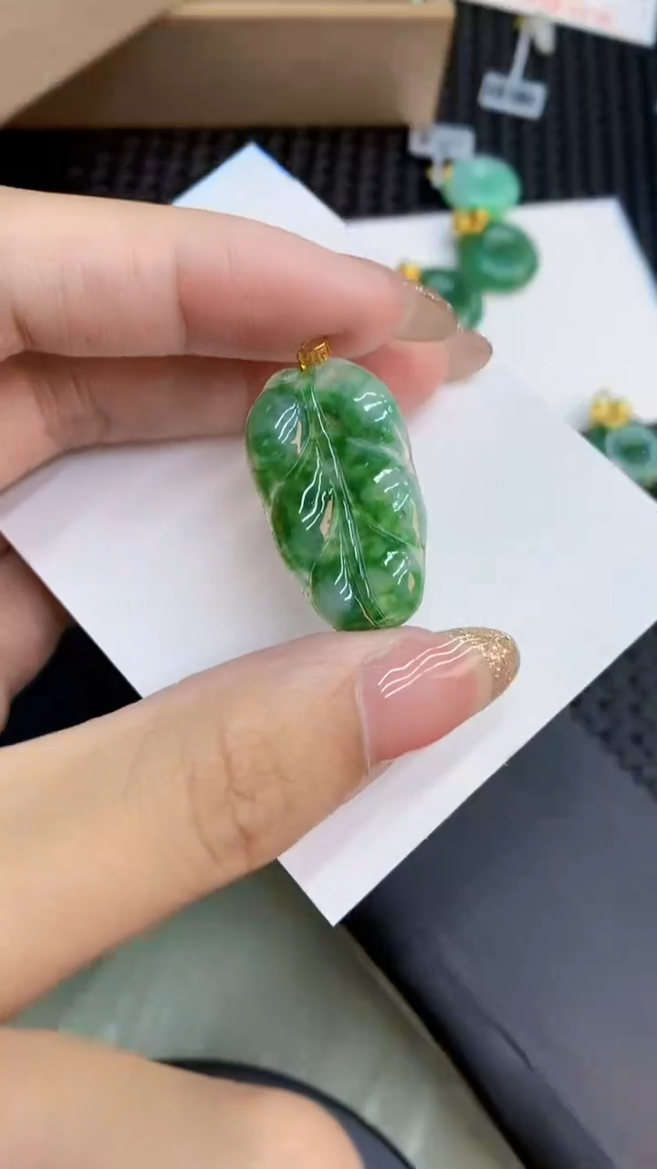 翡翠未镶嵌颈饰            8