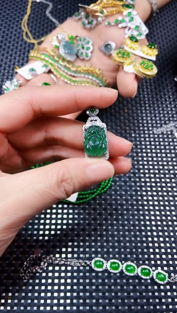 【闪购商品】翡翠吊坠(不含链)未镶嵌1111111111