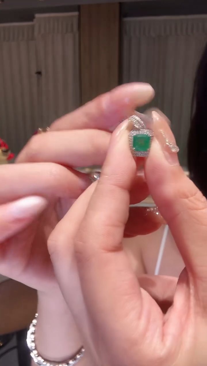 18K金镶嵌吊坠（不含链）祖母绿CE0823