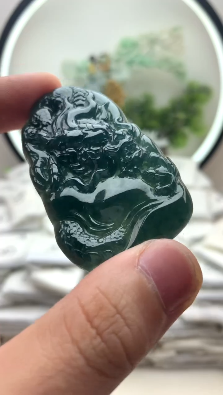 颈饰未镶嵌翡翠龙牌