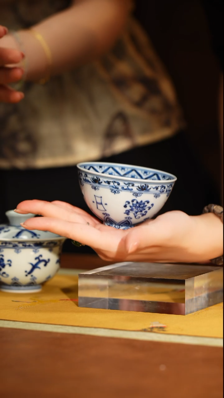 MS墨舍柴窑八宝内绘鸡心杯