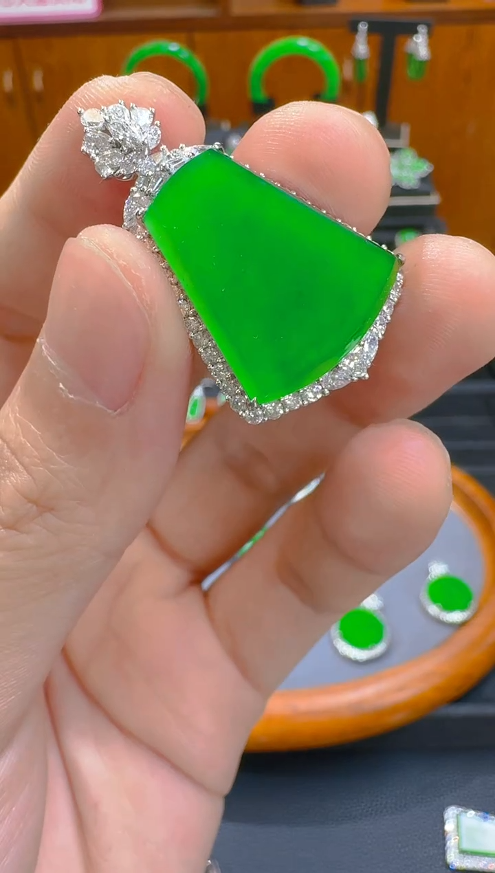 【闪购商品】翡翠吊坠(赠链)18K金镶嵌天然A货翡翠