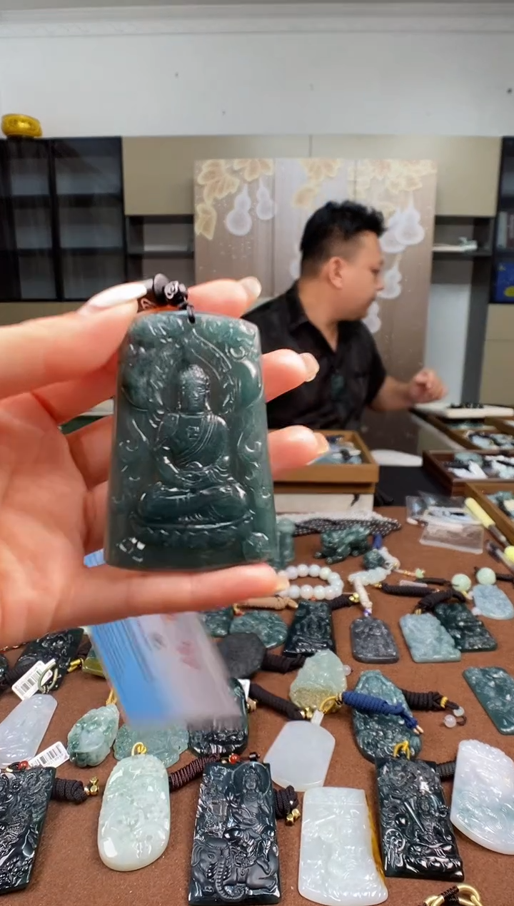 颈饰未镶嵌翡翠  多样性发其一