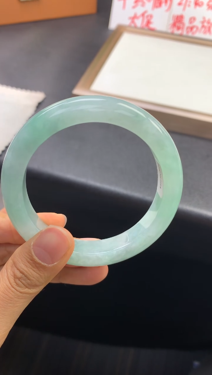 未镶嵌手镯翡翠退货需手镯吊牌标签完好