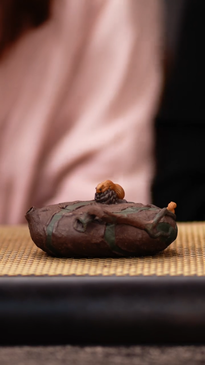  XS98紫泥松果手抓壶小