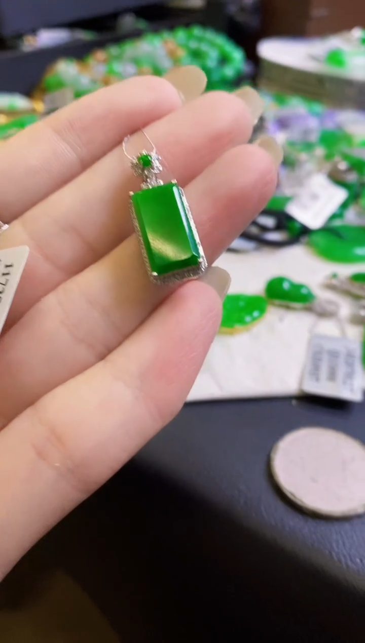 【闪购商品】定制翡翠18K金镶嵌吊坠