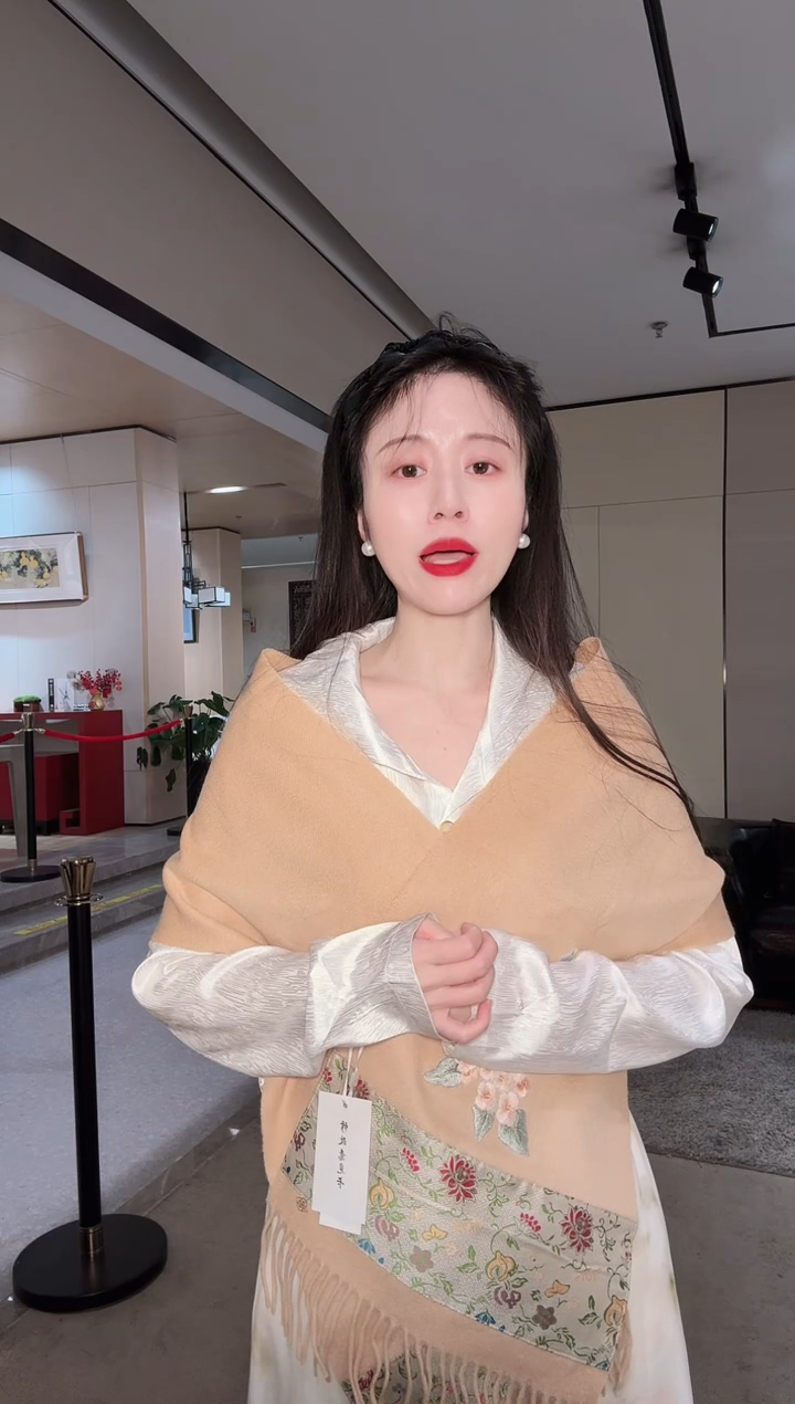 竺****e戏梦 拼接刺绣羊绒围巾（串枝小花版驼色）