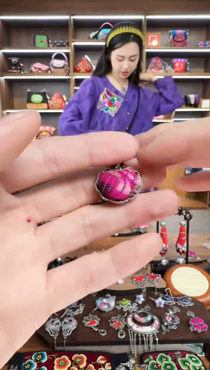 【闪购商品】织绣225蒙阿苏苗绣传承