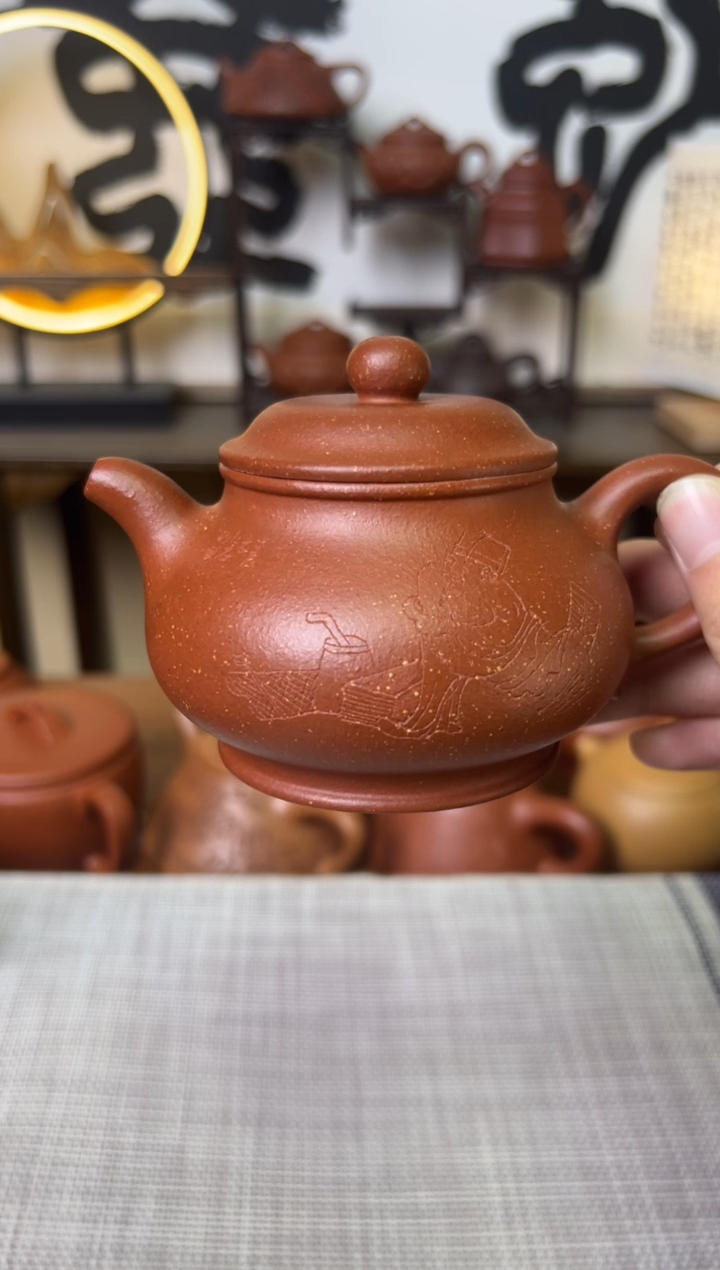 【闪购商品】段泥茶壶红降坡潘壶人物刻绘190CC-甘来兵
