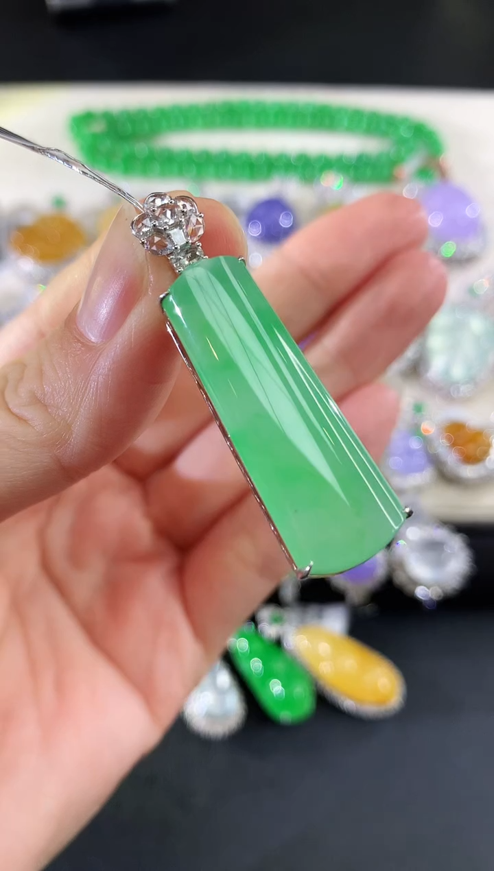 吊坠(不含链)18K金镶嵌翡翠160|39800