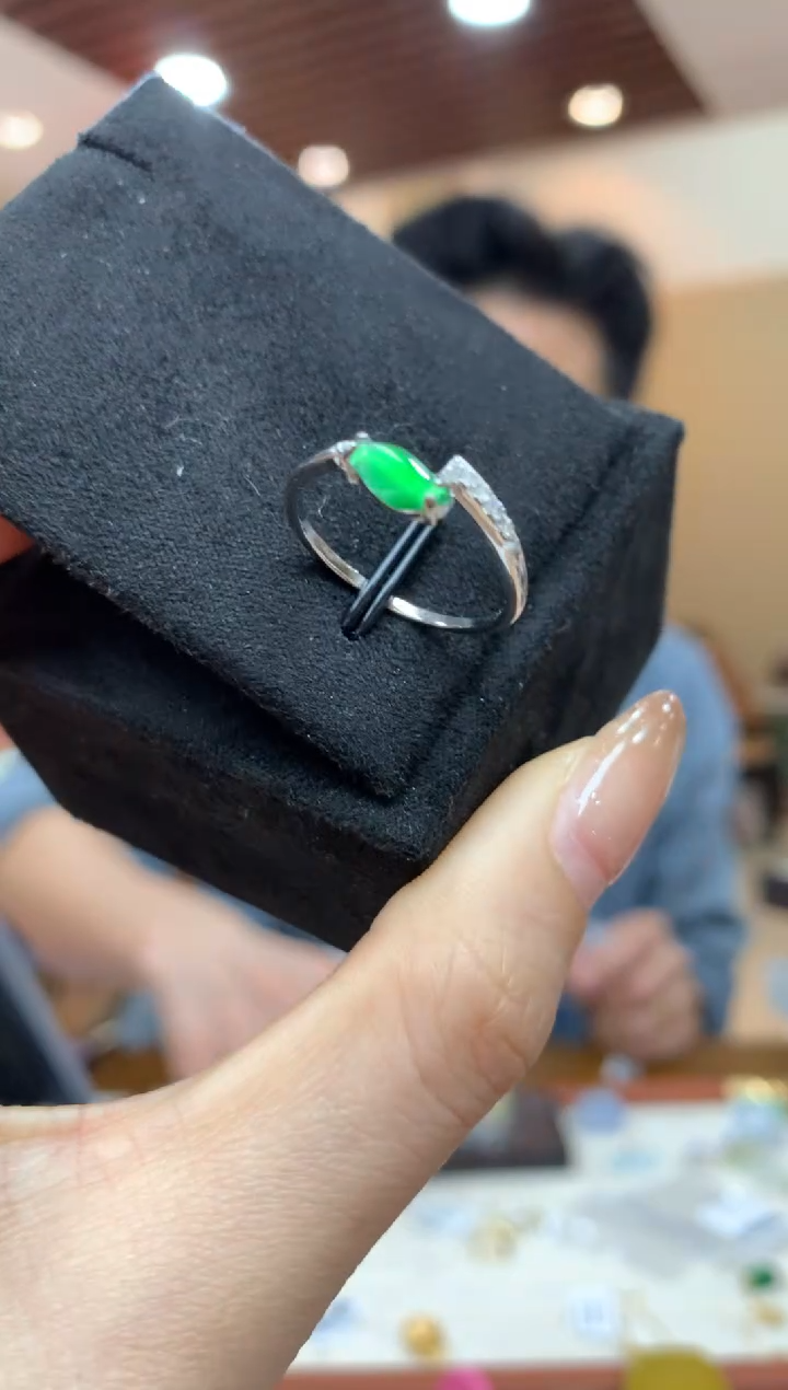 未镶嵌戒指翡翠戒指