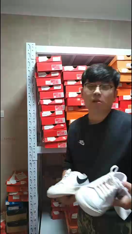 各种大牌断码孤品清仓   尺码42.5     编号 56