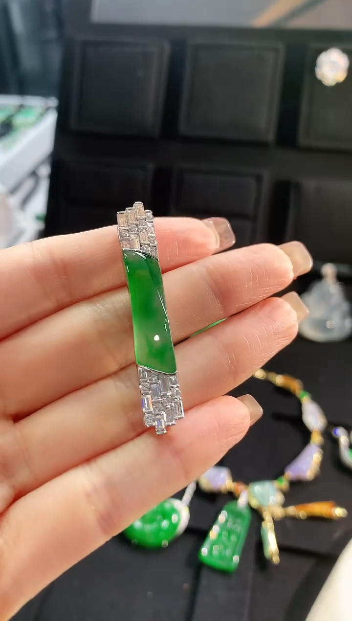 【闪购商品】翡翠吊坠(不含链)18K金镶嵌吊坠