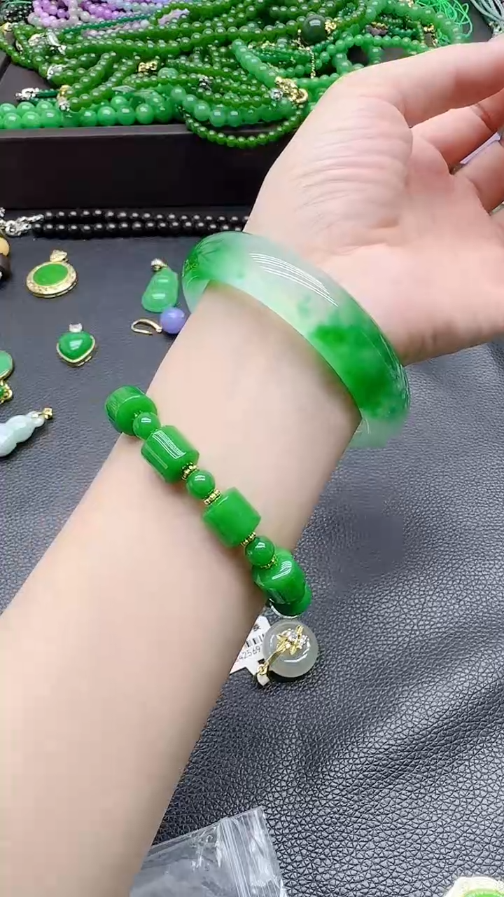 翡翠未镶嵌颈饰非洲飘花手镯