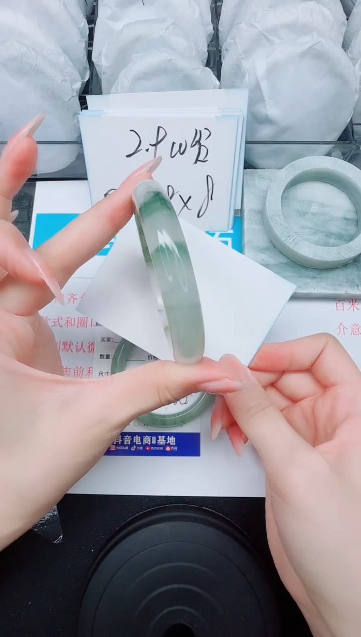 石英质玉手镯未镶嵌212/56