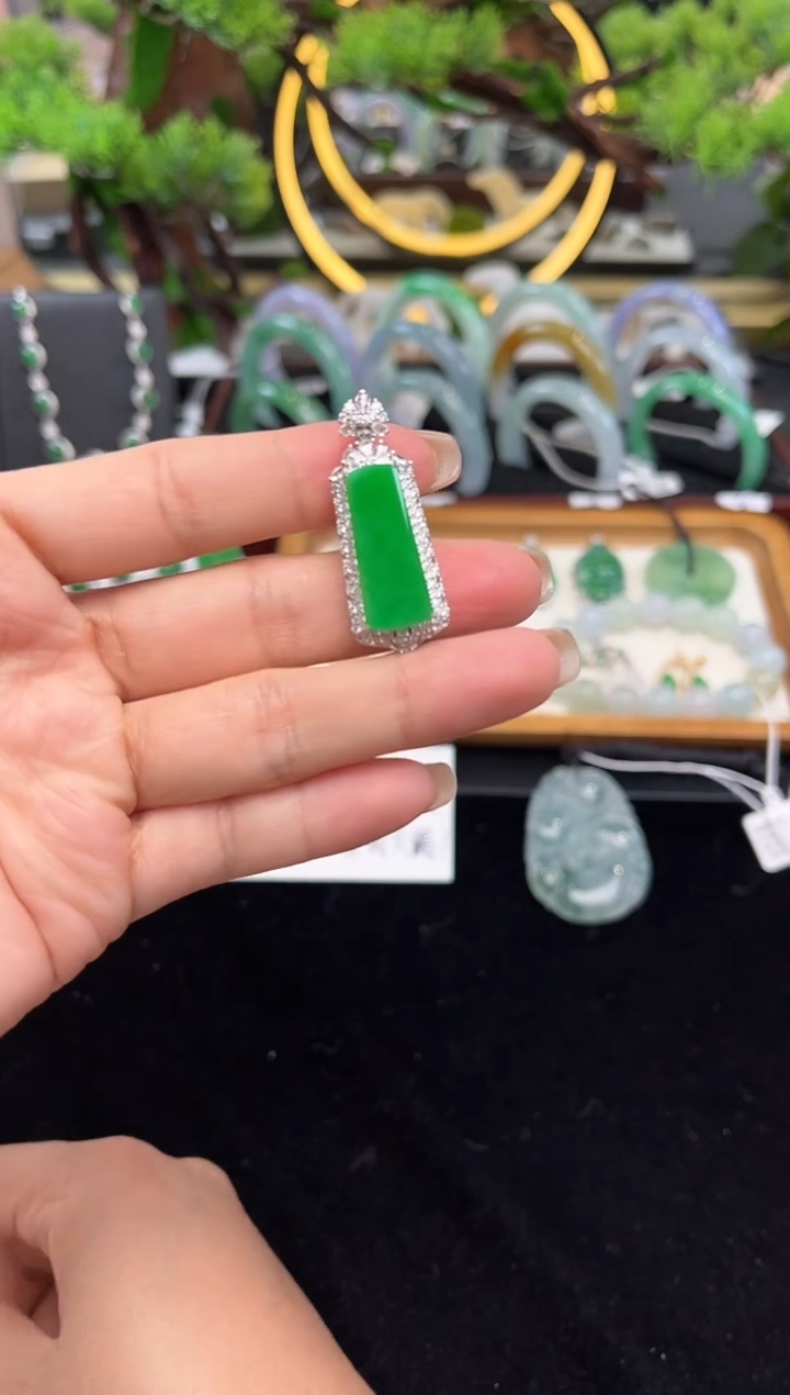 颈饰18K金镶嵌翡翠吊坠