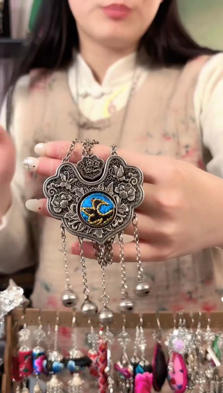 彩云南阁非遗老绣饰品596*