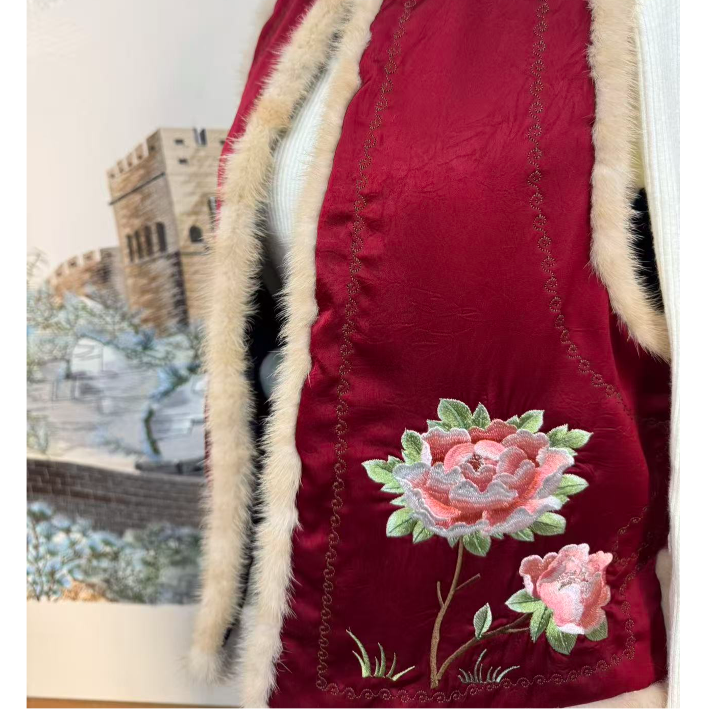 《国色牡丹》2025新款新中式国风水貂毛刺绣重工红色马甲