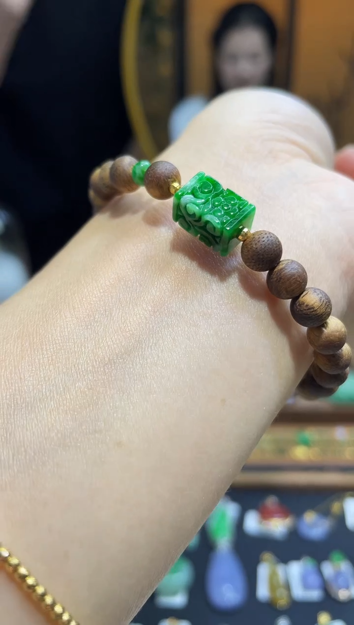 颈饰18K金镶嵌翡翠手串