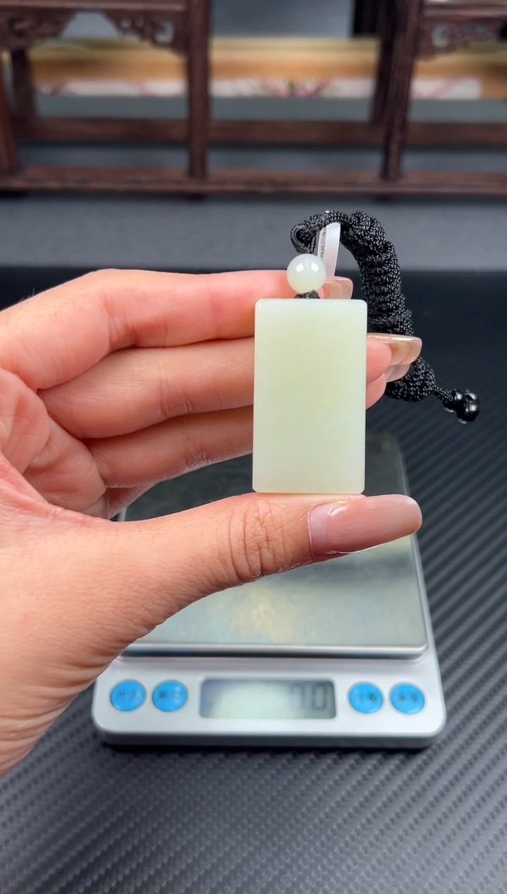 吊坠(赠链)未镶嵌和田玉且末微色差迪克兰二细吊坠