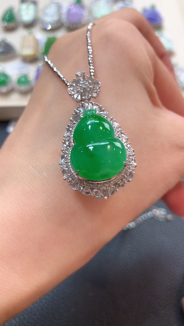 翡翠18K金镶嵌吊坠(不含链)n70 总价59800 尾款16800