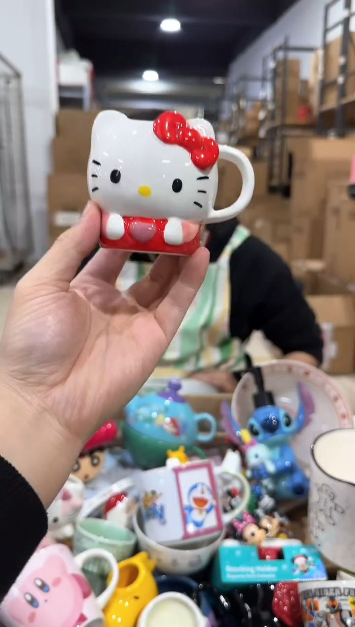 瓷片kt猫抱爱心一口杯