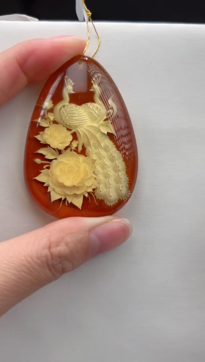 琥珀颈饰未镶嵌孔雀