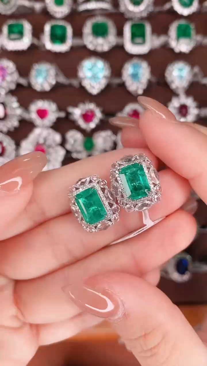 【闪购商品】祖母绿18K金耳饰18K金镶嵌-3.69ct