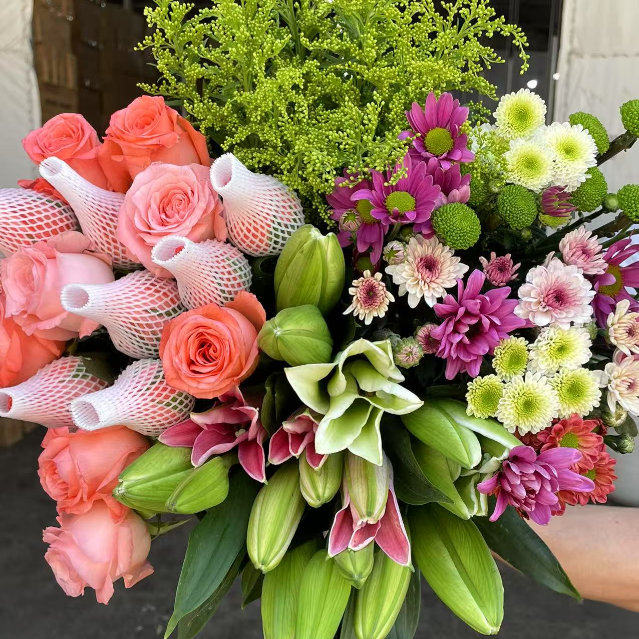 【爆款组合】粉玫瑰10只+百合5朵+混色小雏菊5枝+配草5枝 云南鲜花