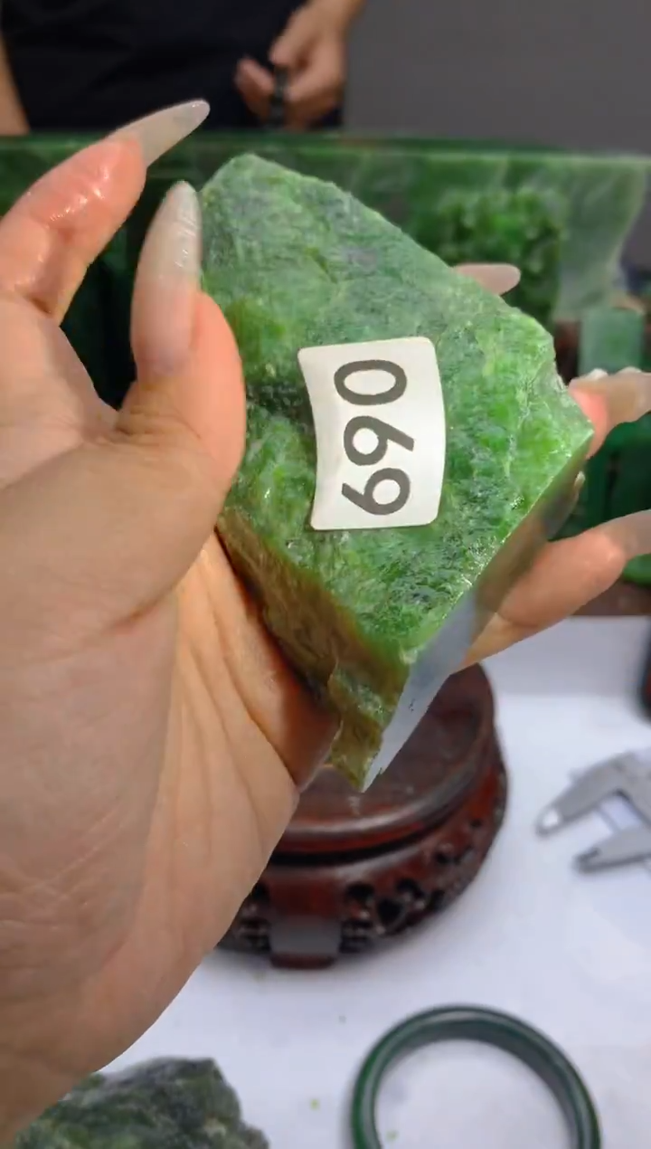 和田玉（碧玉）未镶嵌珠宝半成品690