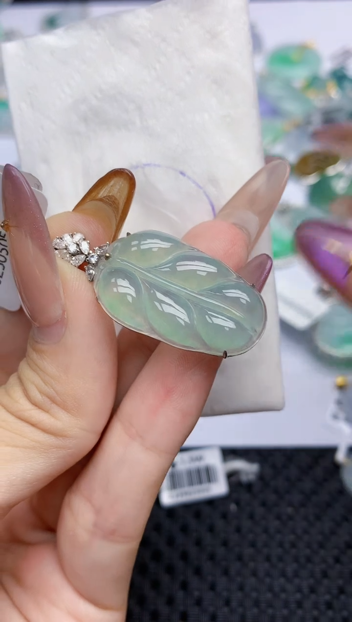 翡翠18K金镶嵌颈饰   天然翡翠A货  百元以上9米证书费自理